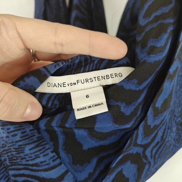 Diane Von Furstenberg Silk Blue Black Silk Swirl Tie V-neck Jumpsuit Size 6 - Picture 15 of 16